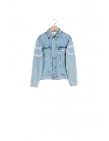 Veste oversize en jean et détail perles de la marque